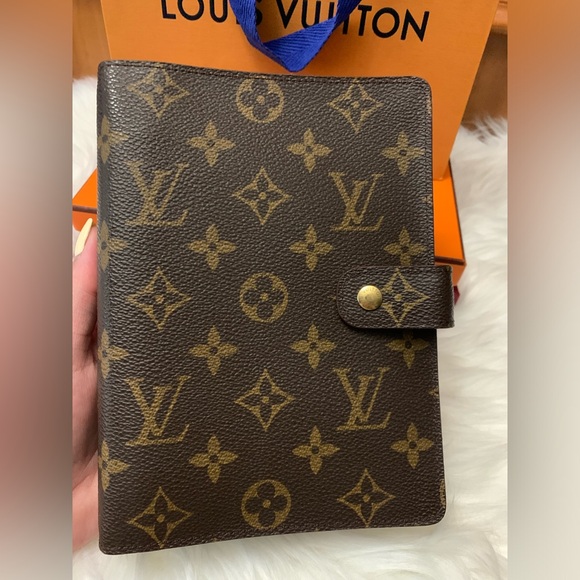 Sold✨LV MONOGRAM AGENDA MM ✨
Perfect for upcoming 2️⃣0️⃣2️⃣5️⃣😍🌷 - Picture 4 of 16